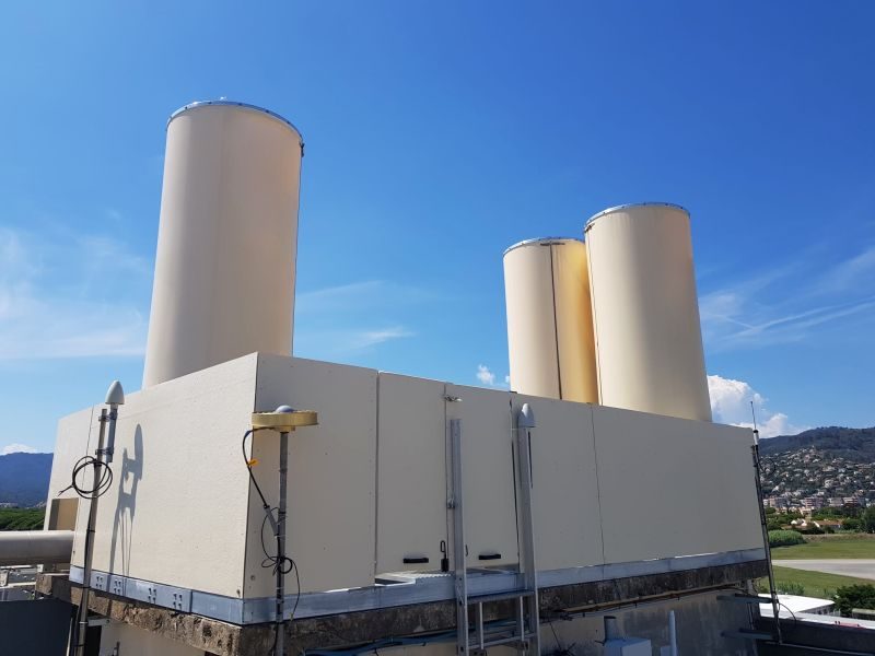 Panneaux composites et cheminées habillant une toiture