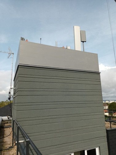 Bardage composite gris sur une zone technique en toiture