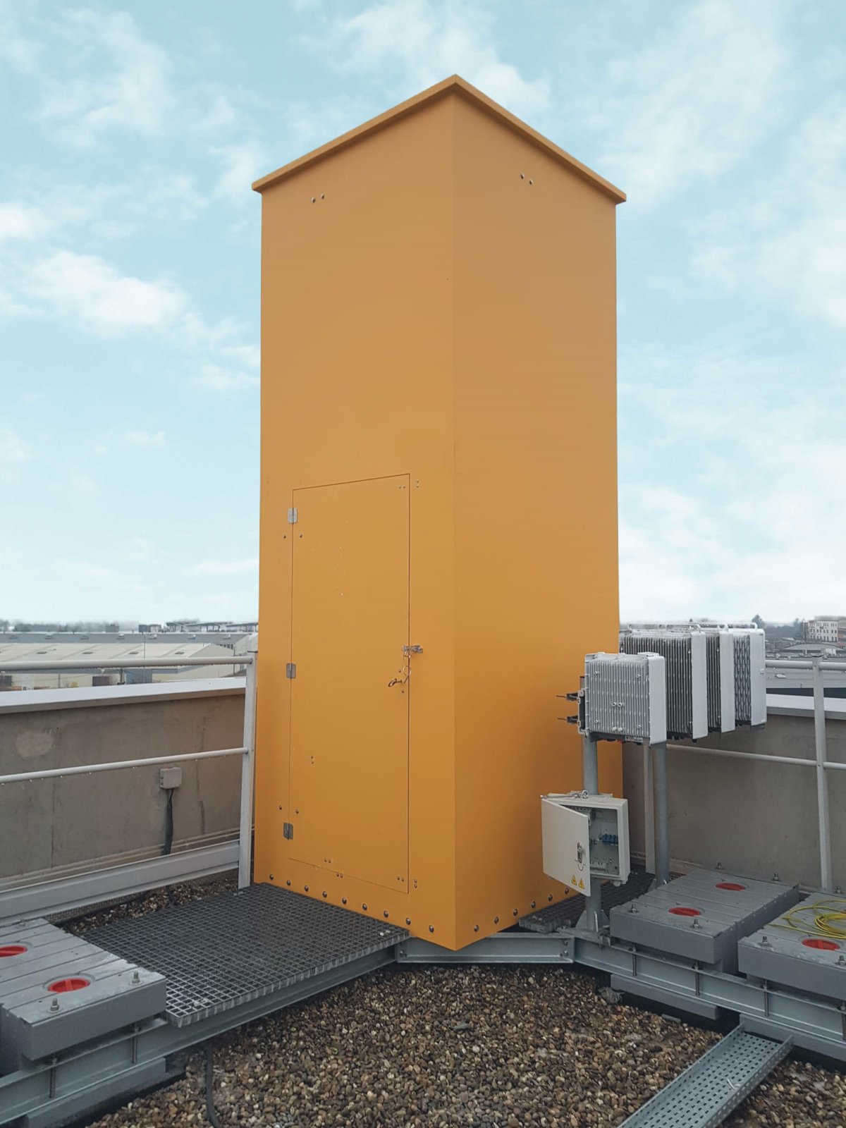 Fausse cheminée composite habillant des antennes télécom en toiture