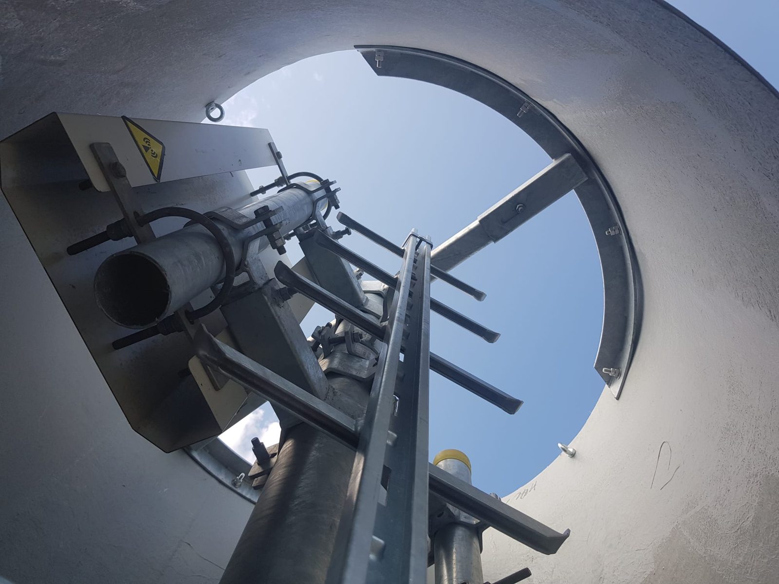 Vue intérieure d’une cheminée composite ronde avec supports d’antennes