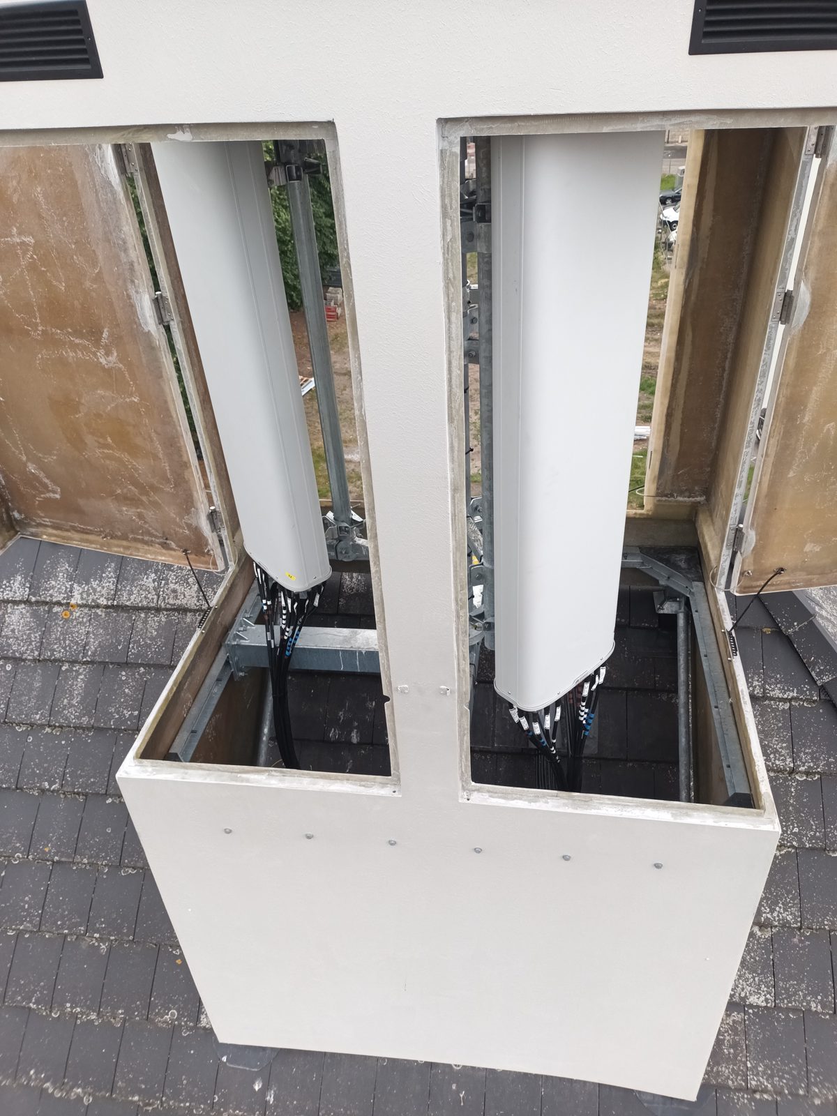 Portes ouvertes d’une cheminée composite donnant accès aux antennes