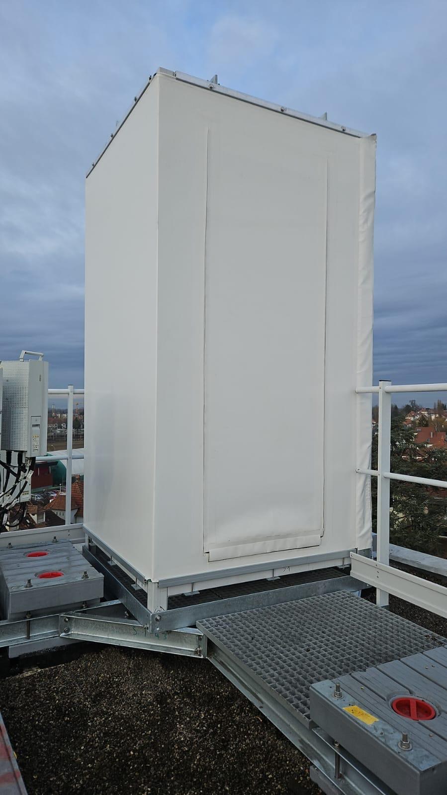Cheminée rectangulaire blanche en toile tendue sur un toit