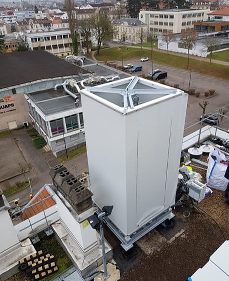 Cheminée carrée en toile tendue vue du dessus