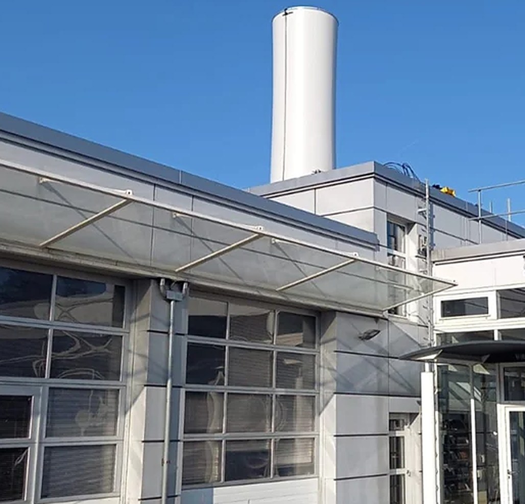 Cheminée ronde en toile tendue sur un bâtiment