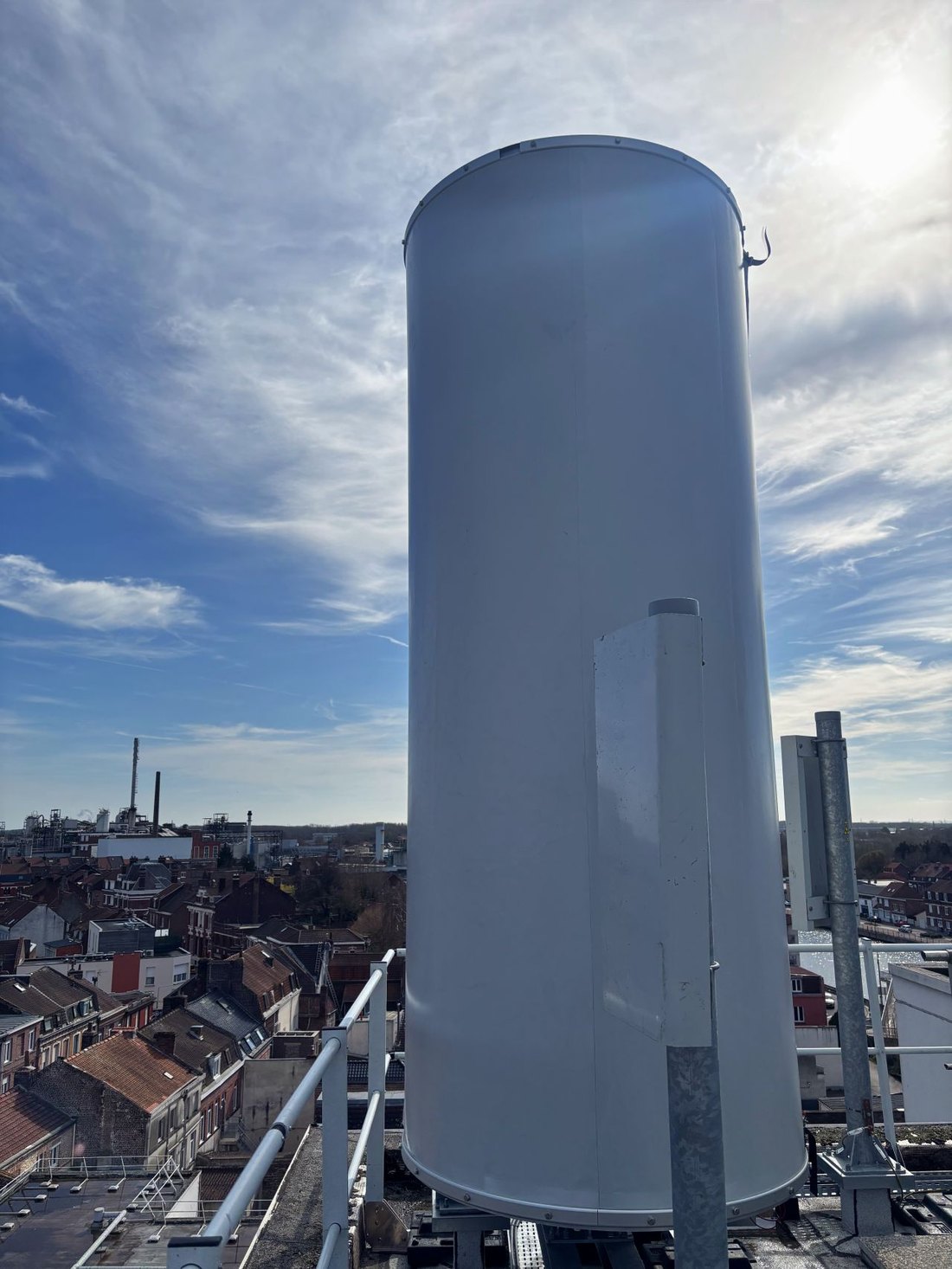 Cheminée ronde grise en toile tendue avec antenne