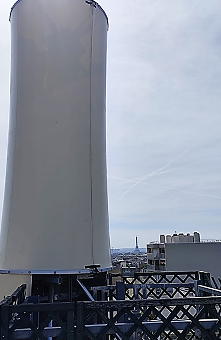 Cheminée ronde en toile tendue avec vue sur la ville