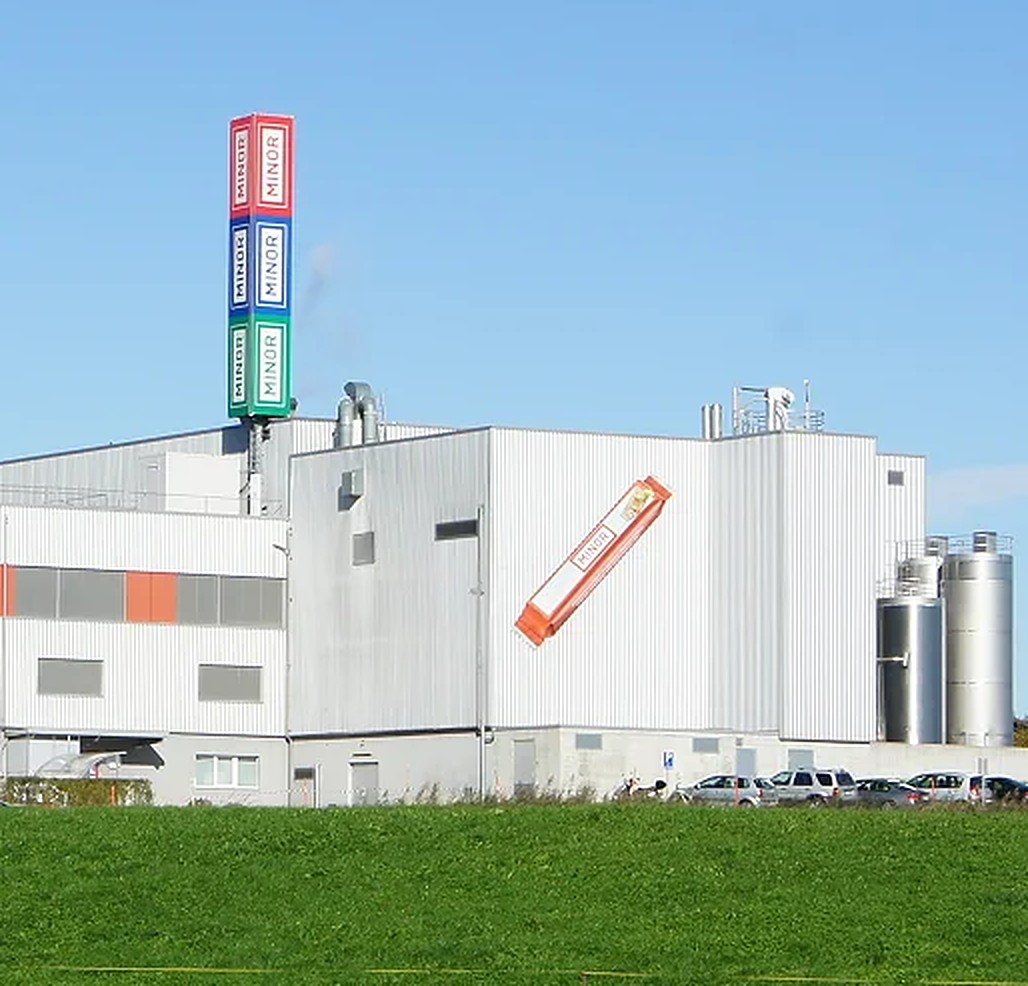 Cheminée toile tendue publicitaire sur une usine