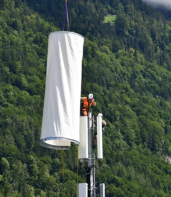 Levage d’une cheminée en toile tendue sur un pylône